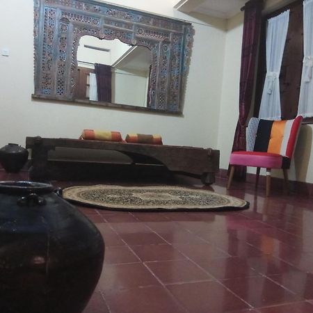 Doeloerkoe Homestay Solo Exterior foto